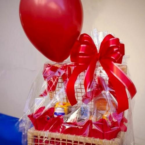 Cesta de Aniversário Com Balão Luxo R$ 359,00